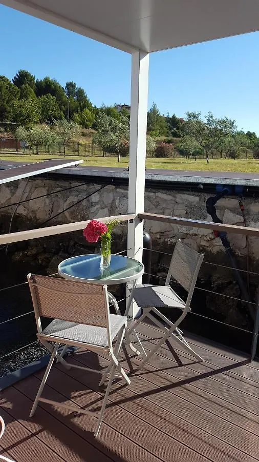 Floating House Sunflower Pula